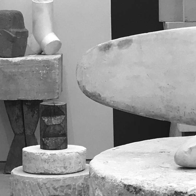 Brancusi's studio, reproduction after 1997, Centre Pompidou, Paris. Photo Andrea Parga, 2022 centrepompidou.fr/en/collections… #brancusi #studio #centrepompidou #paris #renzopiano #sculptures #materials #visual #visualclues #photo #photography #white #blackandwhitephoto #photoexploratory