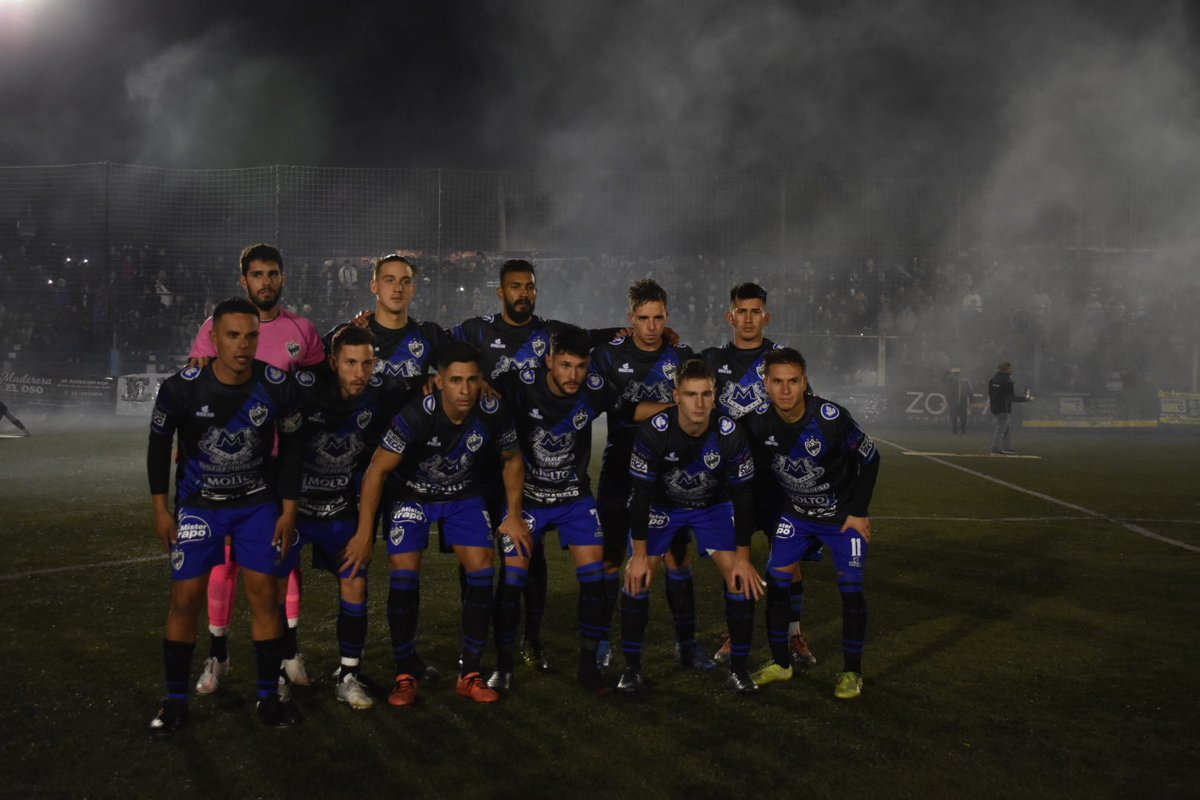 delycantero's tweet photo. #siempremidland empató el funebrero de local,  el jugador nro 12 ? La gente ...siempre alentando porque en las buenas siempre y en las malas mucho más!!! 🤍💙🤍💪 https://t.co/u0h4xnnmH5
