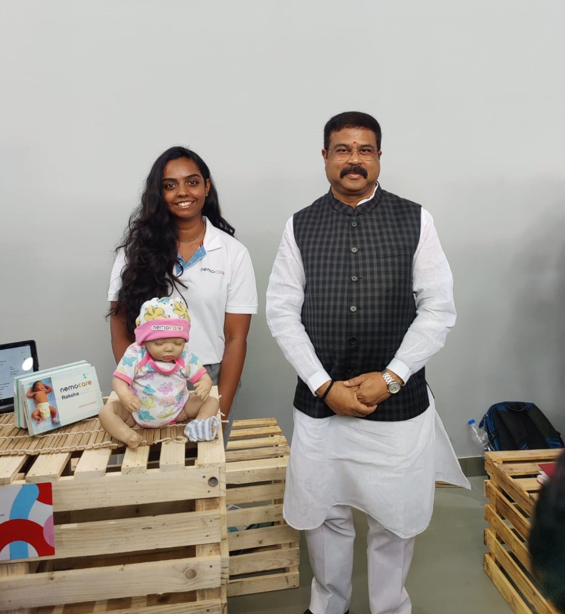 CfHE_IITH's tweet photo. M/s. Nemocare Pvt. Ltd, interacting with honorable Education Minister Sri. Dharmendra Pradhan on the occasion of Technology Incubation Park(TIP) inauguration at IIT Hyderabad.
#cfhe #medtech #innovation
#iithyderabad https://t.co/XgXHwhfSw9