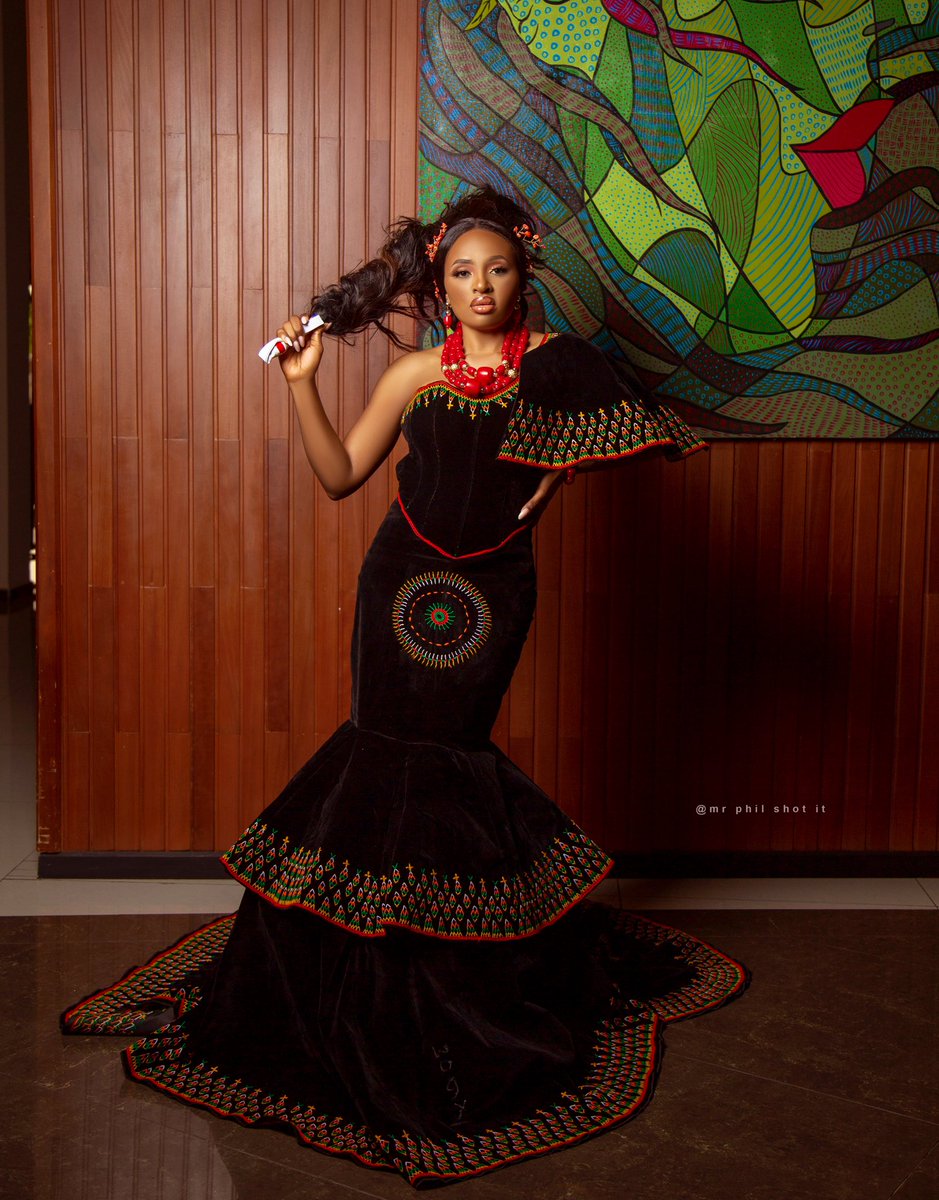 TheCameroonianZ's tweet photo. La tenue Toghu - fantastique #Cameroon 🇨🇲

Designed by @JSparcs for #JSDesigns 

© : @joanngomba https://t.co/Vhrgrola6i