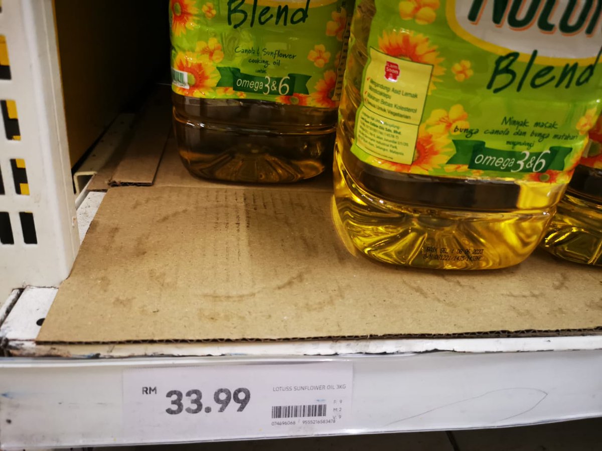 A price label with no such oil on the shelf. And the natural blend oil displayed with no price tag. Got conned into thinking this was the price tag for natural blend 🤦‍♀️🤦‍♀️🤦‍♀️