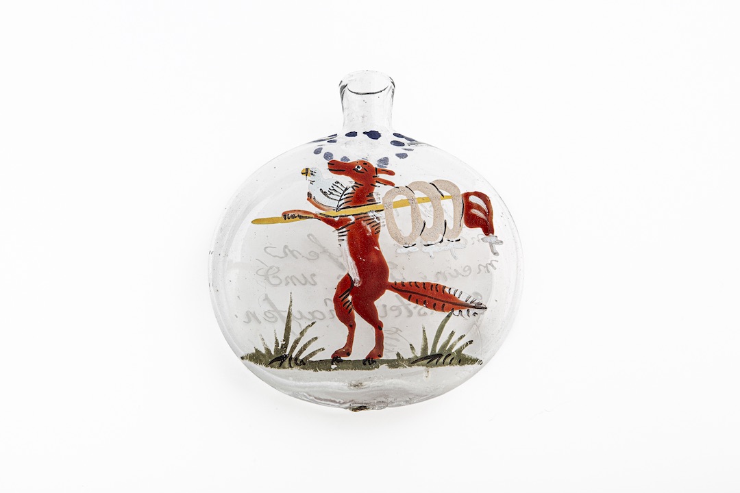 Een keuze uit de verzameling van Nanne Ottema.
Flesje, met decor van vos met gans en worsten. 
Glas.
Duitsland, midden achttiende eeuw.
bit.ly/3b6nCBk
Nog 3 dagen…
En dan verschijnt #Verzameldrift. Biografie van Nanne Ottema (1874-1955).  verzameldrift.nl