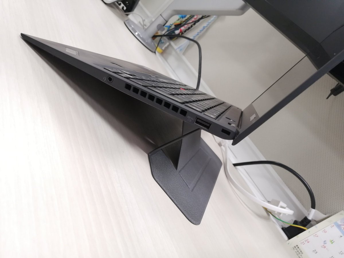 soccer_cat_aro's tweet photo. ノートパソコンスタンドを購入しました👨‍💻
キーボードに少し角度がつくだけで、腕や手首が自然な姿勢になりました😃
パソコン裏に貼り付けるだけの簡単設計👍
#AVALIT　#smartstand
#ノートパソコンスタンド
#ノートPCスタンド https://t.co/0v4UPHfTXy