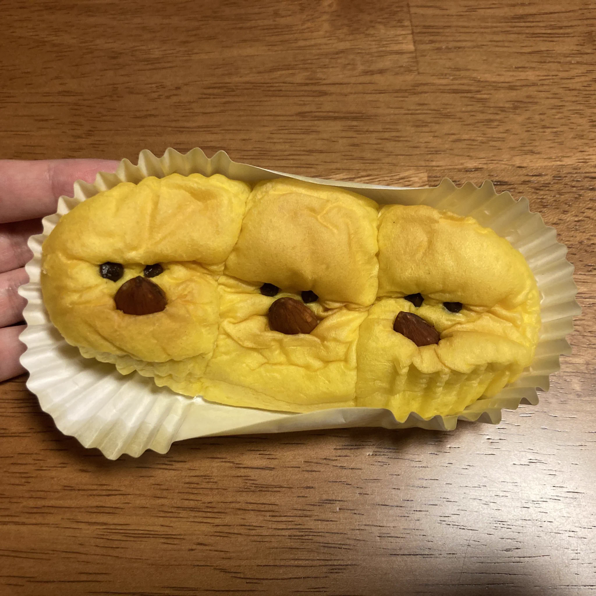 可愛らしい目で見つめてくるひよこパン。帰宅後、不機嫌になっていた。