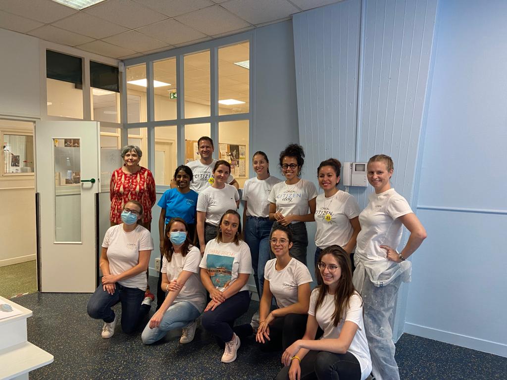 SfmClichy's tweet photo. 😀Grand MERCI aux collaborateurs @LOrealGroupe qui ont consacré une journée entière à aider l'association dans ses petits travaux d'embellissement⚒️
Peinture et construction de panneaux sensoriels pour les enfants 🌈

@lorealfrance @LOrealCommitted https://t.co/7O10MutTYd
