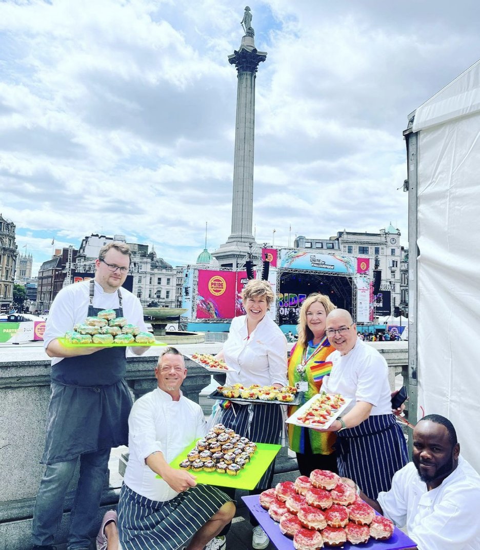 compassgroupuk's tweet photo. We had a fabulous day at the London Pride Parade this weekend. π Thank you to all our wonderful #PrideInFood team who represented Compass. #teamCompass https://t.co/lcBaBVLCOb