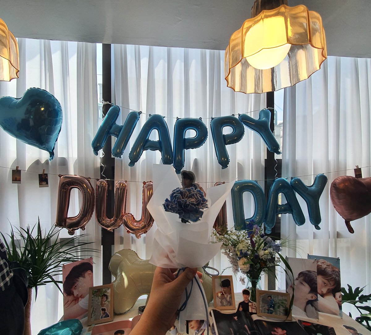 LIGHT__molly's tweet photo. 22.07.02
플라워 서화💙
너무 갖고 싶어서 생카투어 첫번째로 간 곳
나름 일찍 간다고 갔는데 줄이 길어서 당황했지만 그래두 다행히 이쁜 꽃 가질수 있어서 다행💙
사장님들도 너무 친절하시구 그냥 너무 예뻤던 곳💙
진짜 예쁜곳에서 해주셔서 감사합니다💙
#꽃이피듯_넌_피어나 
#오늘_하룬_어땠어 https://t.co/VBLXkZkYuN