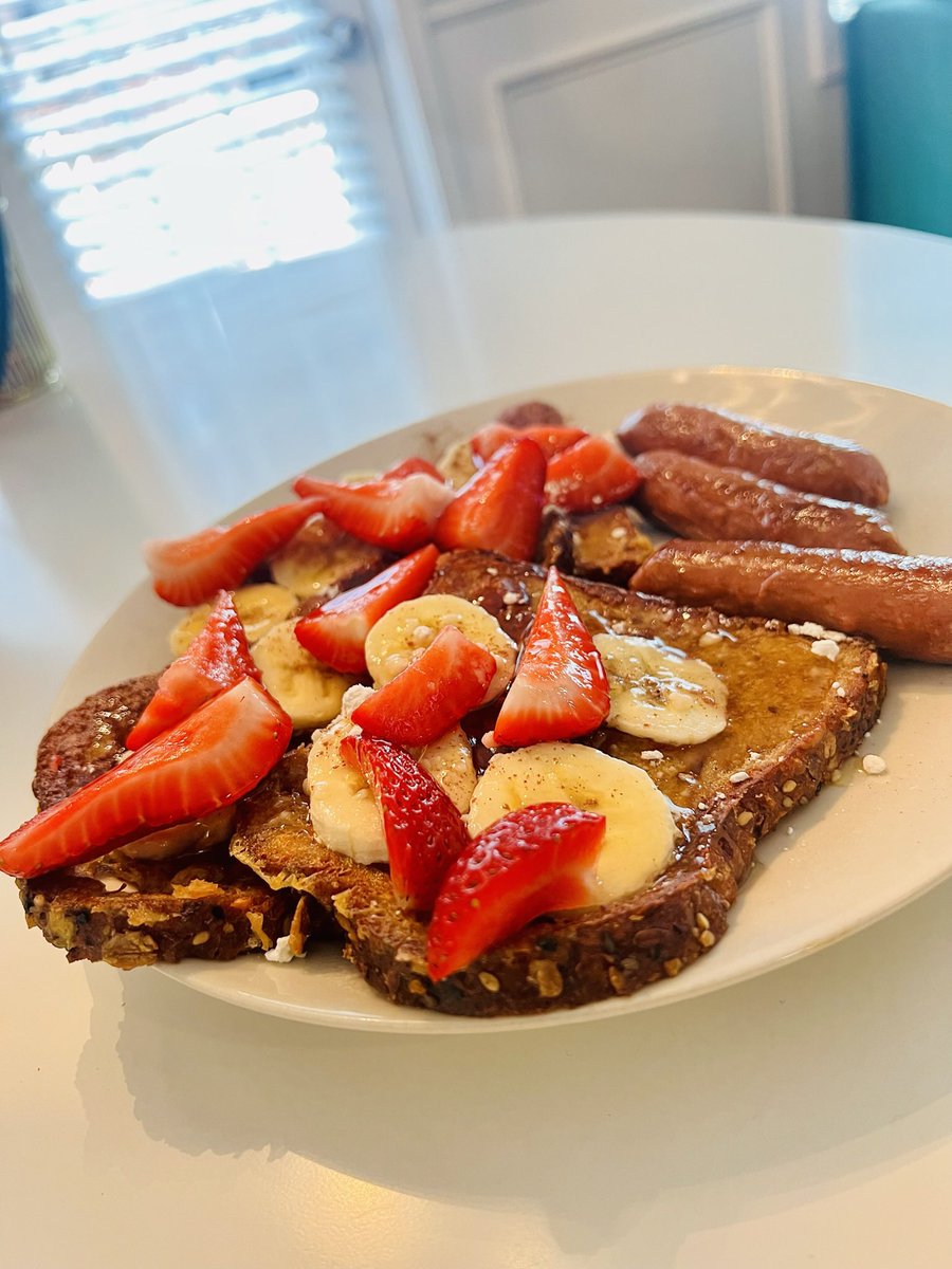 #goodmorning #HappyMonday I was in the mood for #frenchtoast topped with strawberries &amp; bananas &amp; <a href="/BeyondMeat/">Beyond Meat</a> sausage links and this is how it turned out😋
