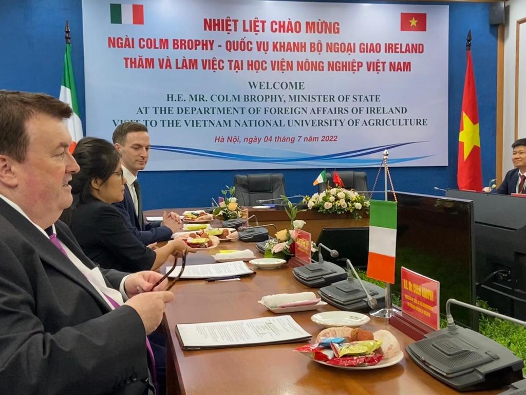 brophytalks's tweet photo. Great way to kick off my visit to Vietnam today, I met with the
Minister for Ethnic Minorities to discuss our continued support for ethnic minorities and other vulnerable groups. I then visited  Vietnam's National University of Agriculture to sign a memorandum of understanding https://t.co/i2OuyLuhzT