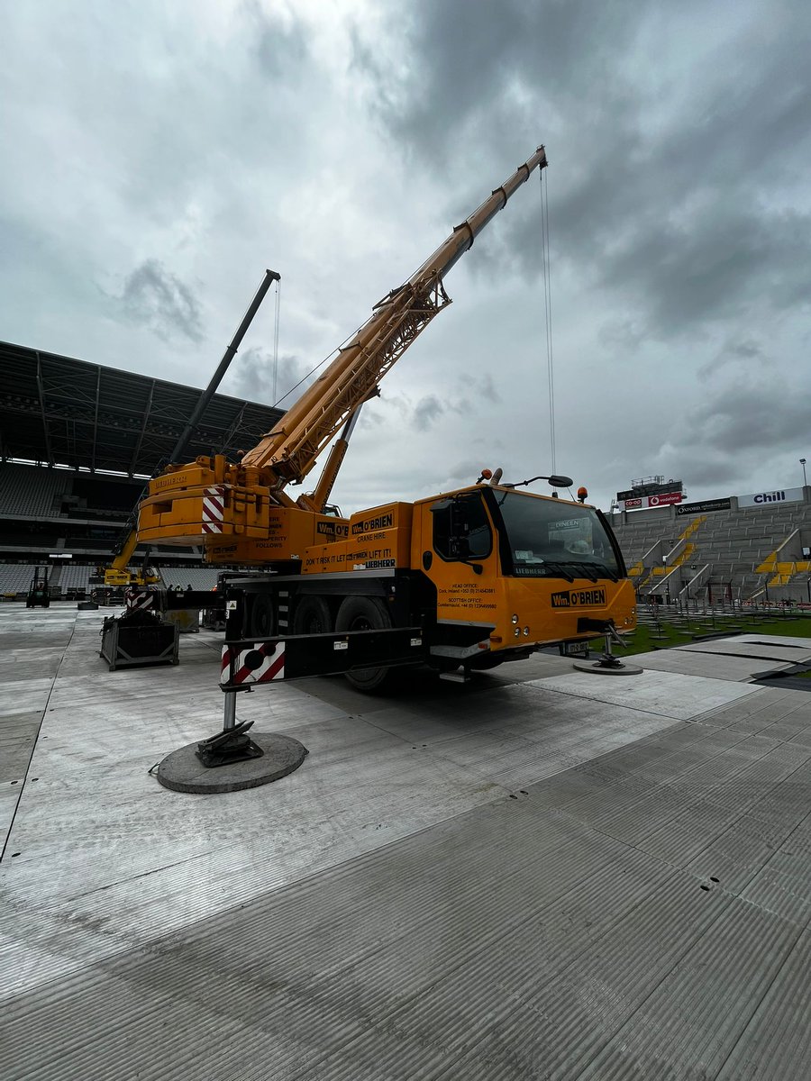 Our LTM1090 alongside the GMK5130 putting up the stage for Aiken Promotions for the Elton John concert last Friday!

#crane #cranehire #planthire #heavylift #safelifting #eltonjohn #rocketman