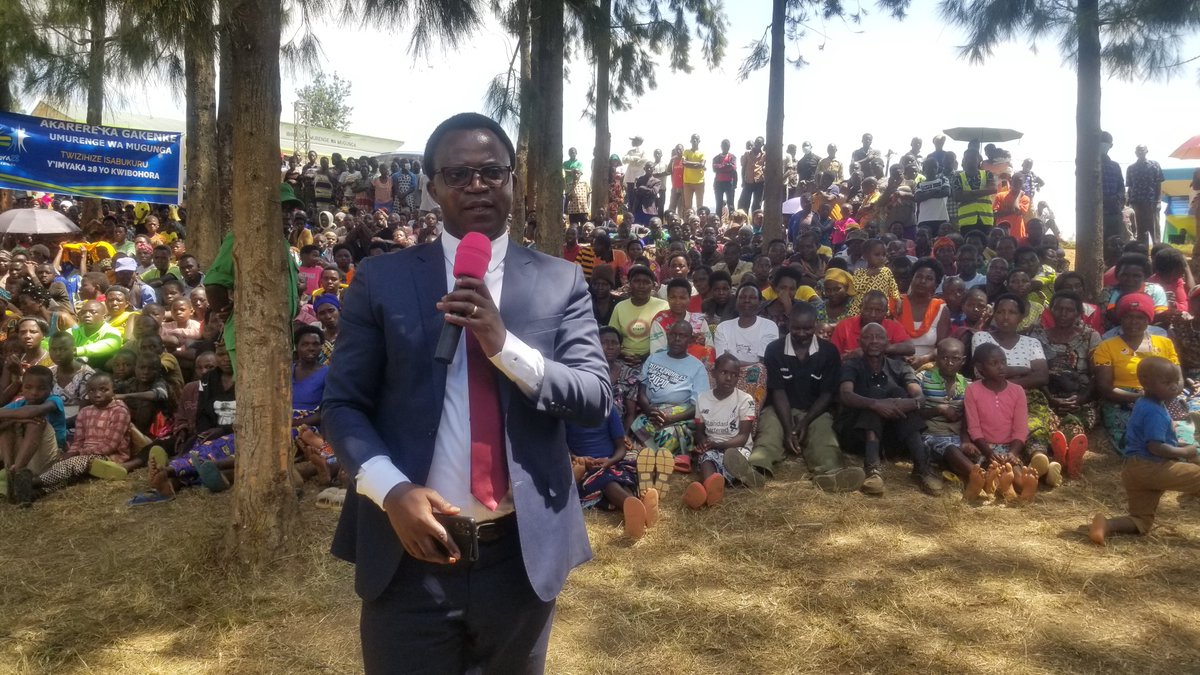 GakenkeDistrict's tweet photo. Umunyamabanga uhoraho @RwandaHealth @ZacheeIyakaremy yasabye abaturage kurwanya ibyabangamira iterambere birimo kubyara abo badashoboye kurera, imirire mibi itera igwingira mu bana bari munsi y'imyaka 5, kudatanga mituweri ku gihe n'ibindi. @NyirarugeroD @RwandaLocalGov https://t.co/cqvplvd6y5