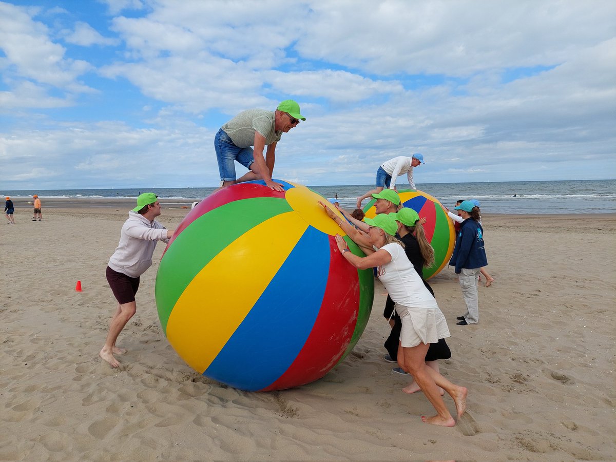 noordwijkevents's tweet photo. Topdag voor onze gasten bij #Beachclubcnoordwijk 's morgens een #strandzeskamp #teambuilding In de middag #brandingraften en #powerkiten Uiteraard afgesloten met een heerlijke #BBQ. Ook een #bedrijfsuitje ? Surf naar https://t.co/8EIV8vUnkh @VisitNoordwijk https://t.co/nSYxeAU5N3