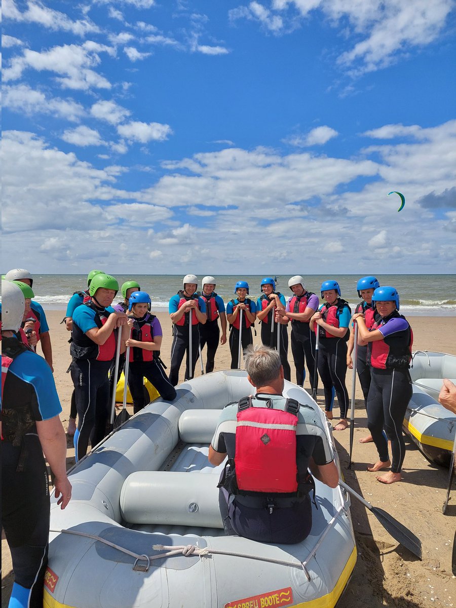 noordwijkevents's tweet photo. Topdag voor onze gasten bij #Beachclubcnoordwijk 's morgens een #strandzeskamp #teambuilding In de middag #brandingraften en #powerkiten Uiteraard afgesloten met een heerlijke #BBQ. Ook een #bedrijfsuitje ? Surf naar https://t.co/8EIV8vUnkh @VisitNoordwijk https://t.co/nSYxeAU5N3
