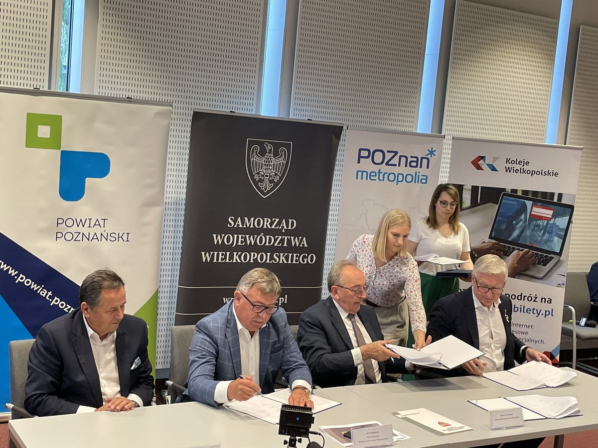 MetropoliaP's tweet photo. Porozumienie na dziewiątą, ostatnią już linię Poznańskiej Kolei Metropolitalnej, podpisane. #PKM na trasie Poznań-Szamotuły-Wronki pojawi się w przyszłym roku. https://t.co/4v4zEPrv1M