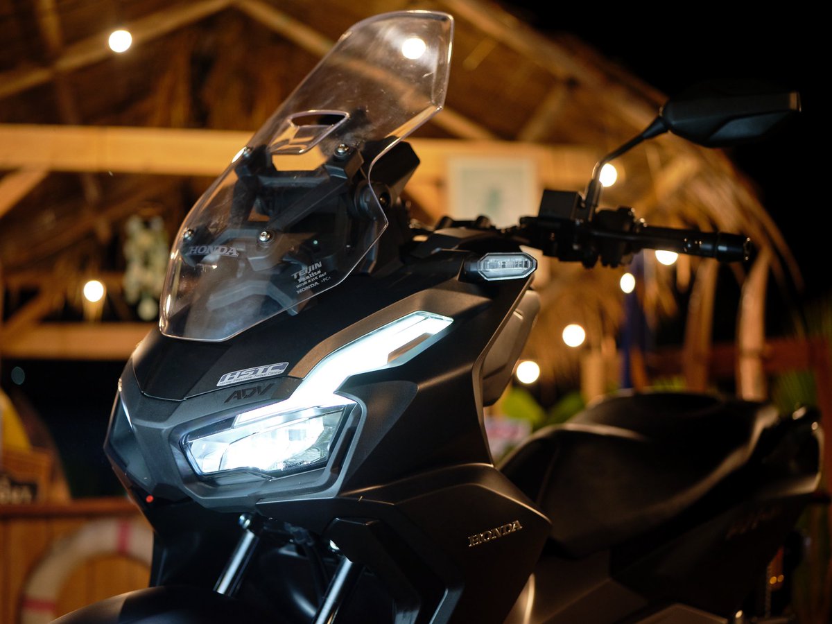 welovehonda's tweet photo. MinHo excited banget! Fitur ala Big Bike sekarang ada di New Honda #ADV160 Brosis 😎

Namanya Honda Selectable Torque Control (HSTC). Emang secanggih apa sih MinHo? Jadi HSTC ini mencegah ban selip waktu Brosis melewati jalanan basah atau licin! 🤩

#ExploreNewEveryday
#OneHEART https://t.co/fqJhrAMhrx