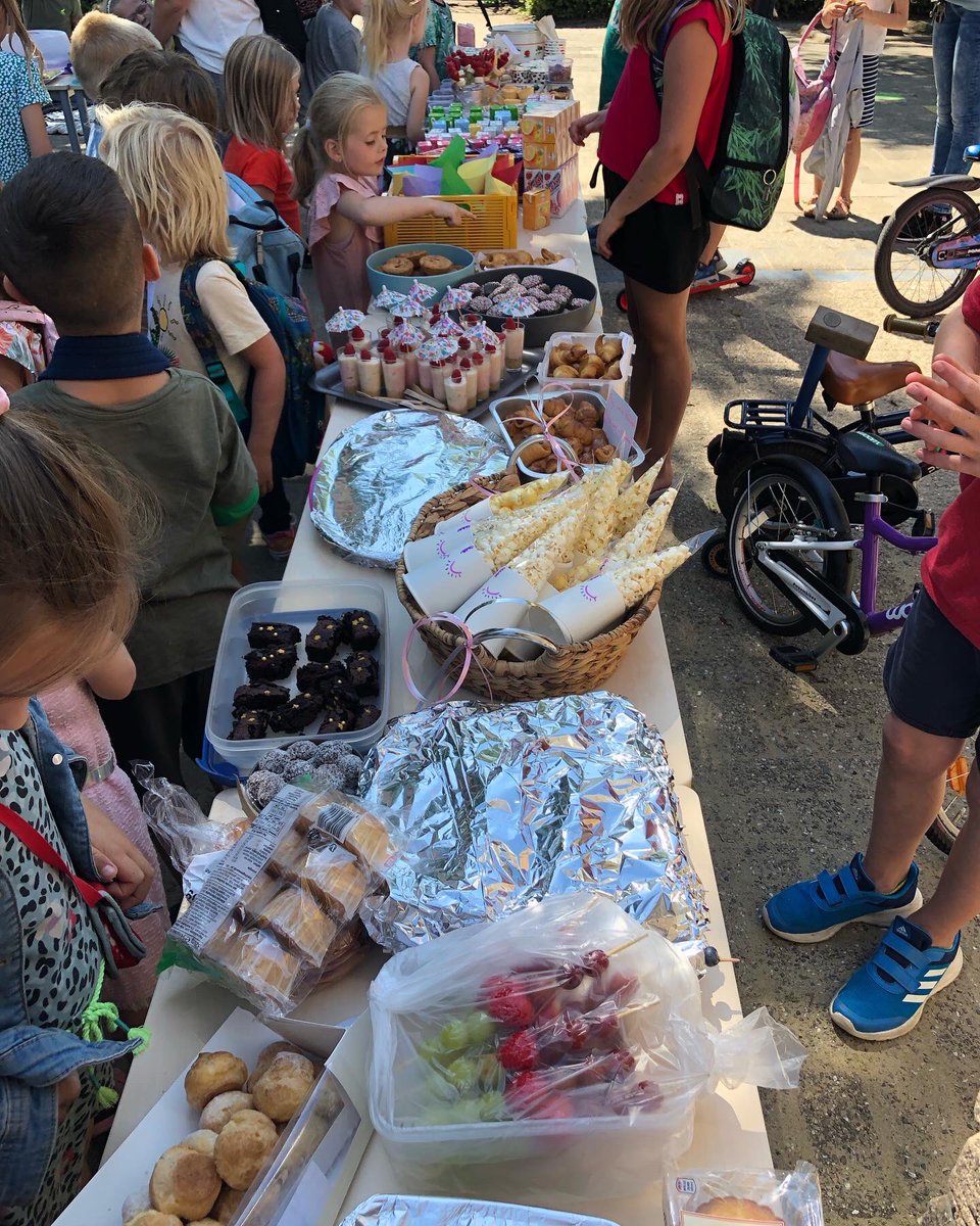 Wat een bijzondere middag; groep 2 springt uit het raam, want volgend jaar zijn ze groep 3! En na dat spannende moment wacht hen een heerlijke picknick op het plein, gezellig mét alle ouders! <a href="/SKOPPijnacker/">SKOP</a>