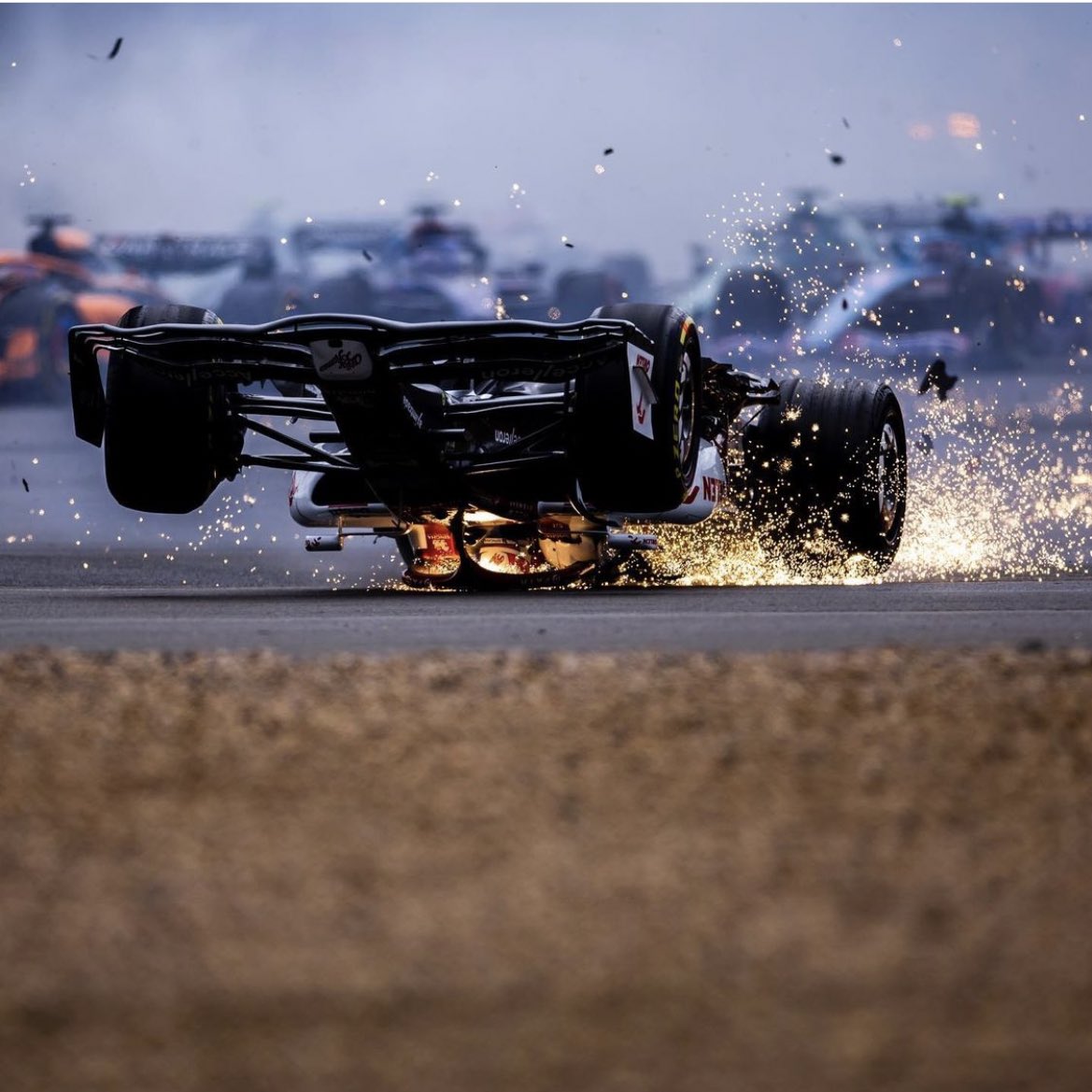 AlexDoesF1Stuff's tweet photo. There's actually some similarity in the Zhou crash back in 1999 with Pedro Diniz in the Sauber where the roll hoop structure was affected

There's videos off Diniz online, but I'll just pop photos in

Scary stuff for both for sure https://t.co/yMZniDklmo