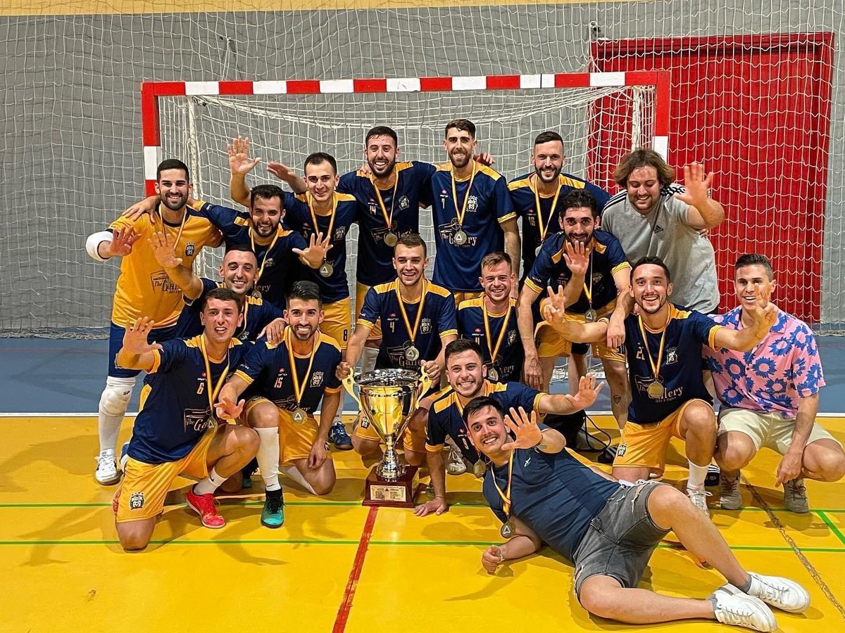 radioubrique's tweet photo. Tras dos años de parón por la pandemia, la 38ª edición del Maratón de Fútbol Sala de Ubrique finalizaba con el KdK levantando el trofeo de campeón. Lo hizo con autoridad, imponiéndose por 8-2 en la final a Revolución Kisko Trujillo Construcciones.

Más en: https://t.co/9jlB5bzhD6 https://t.co/DGrCQCC27J