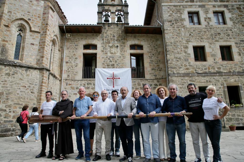 j_lopezmarcano's tweet photo. Hemos bautizado la trainera #Liébana en el Momasterio de #SantoToribio. Los amigos de #Navigatio y #MardeJúbilo ejercerán de embajadores del @JubileoLeb y @liebana_rural por el mundo. Tendremos una promoción de las marcas turísticas de @cant_infinita por tierra, mar y aire. https://t.co/v927mQMgc0