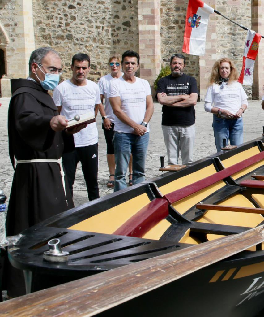 j_lopezmarcano's tweet photo. Hemos bautizado la trainera #Liébana en el Momasterio de #SantoToribio. Los amigos de #Navigatio y #MardeJúbilo ejercerán de embajadores del @JubileoLeb y @liebana_rural por el mundo. Tendremos una promoción de las marcas turísticas de @cant_infinita por tierra, mar y aire. https://t.co/v927mQMgc0