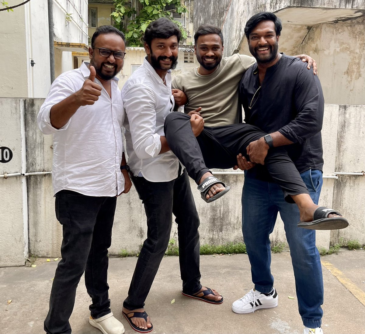 Successful opening weekend for #DBlock in TN, with a gross of close to 3 CR in the opening 3 days 👍

<a href="/sakthivelan_b/">Sakthivelan B</a> <a href="/arulnithitamil/">Arulnithi tamilarasu</a> <a href="/VijayKRajendran/">Vijay Kumar Rajendran</a> &amp; the deadly baddie Charandeep.