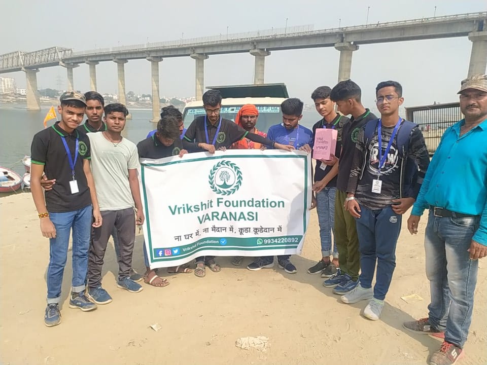vrikshit's tweet photo. Our volunteers from Varanasi conducted a Ganga cleanliness drive near Balua Shastri Ghat, the primary objective of the drive was to collect litter caused by ritualistic and spiritualistic activities. The energetic and willing youth of Varanasi cleaned 10 metres of the ghat. https://t.co/YVyWegqkMe