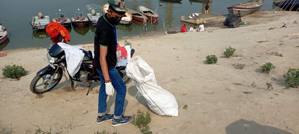 vrikshit's tweet photo. Our volunteers from Varanasi conducted a Ganga cleanliness drive near Balua Shastri Ghat, the primary objective of the drive was to collect litter caused by ritualistic and spiritualistic activities. The energetic and willing youth of Varanasi cleaned 10 metres of the ghat. https://t.co/YVyWegqkMe