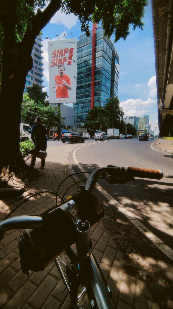 bayuhdr's tweet photo. Nyoba lagi ngantor naek sepeda, tapi kali ini nggak ditemani Vicky Shu https://t.co/XIyoM2F4Wn