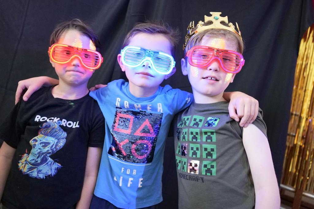 SionSchool's tweet photo. Courtesy of our wonderful parents' association, the SFA, the Juniors had a wonderful time at their summer discos! #SionCommunity https://t.co/SYzBXNCz64
