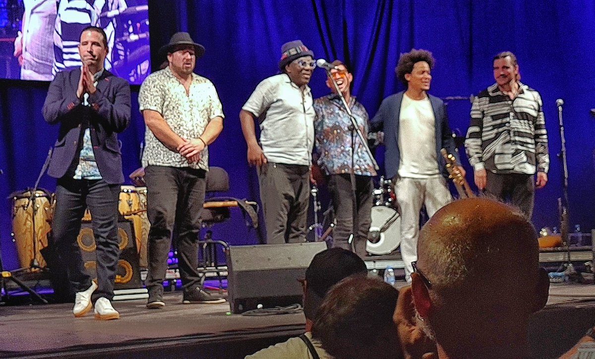 miquibricu's tweet photo. "Passi-ho bé i fins l'any que ve" amb #RichardBona #baix @alfredomusic #piano i molt de talent desaprofitat ahir sobre l'escenari del #vijazz22 #Festagrossa #vijazzpenedes #CarlosSarduy #trompeta #flugel @michadrumcuba #drums #DenisRodriguez #trombó #JoseMontaña #percussió https://t.co/6YwfcFiZCH