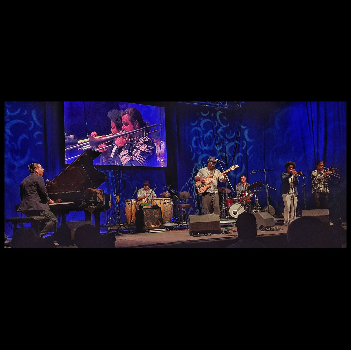 miquibricu's tweet photo. "Passi-ho bé i fins l'any que ve" amb #RichardBona #baix @alfredomusic #piano i molt de talent desaprofitat ahir sobre l'escenari del #vijazz22 #Festagrossa #vijazzpenedes #CarlosSarduy #trompeta #flugel @michadrumcuba #drums #DenisRodriguez #trombó #JoseMontaña #percussió https://t.co/6YwfcFiZCH