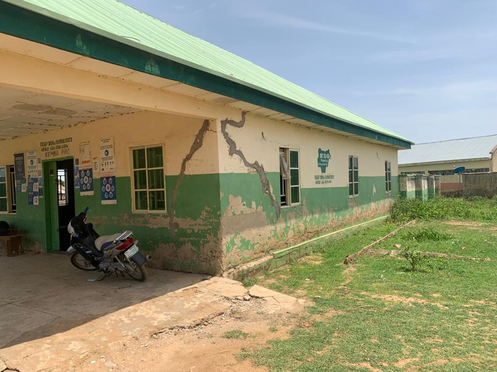 TrackaNG's tweet photo. SHOCKING!!!
In Kembu PHC Akko LGA, Gombe, the facility has no medical equipment, electricity, and drugs. Patients receive treatment on the bench because the available beds are bad.

Over 4,000 residents are being denied healthcare because of this.

#PHCsAccountability https://t.co/JF9PSRFye2