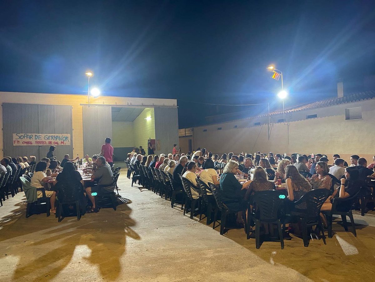 castellvimarca's tweet photo. FESTA MAJOR | El dissabte per la nit es va celebrar el sopar de germanor de la festa major de les Cases Noves de Cal Marques🍽
En acabar el sopar es va celebrar un bingo i es va poder gaudir d’un castell de focs!🎆
#castellvídelamarca #sopardegermanor #lescasesnovesdecalmarques https://t.co/o9e7RUS05T