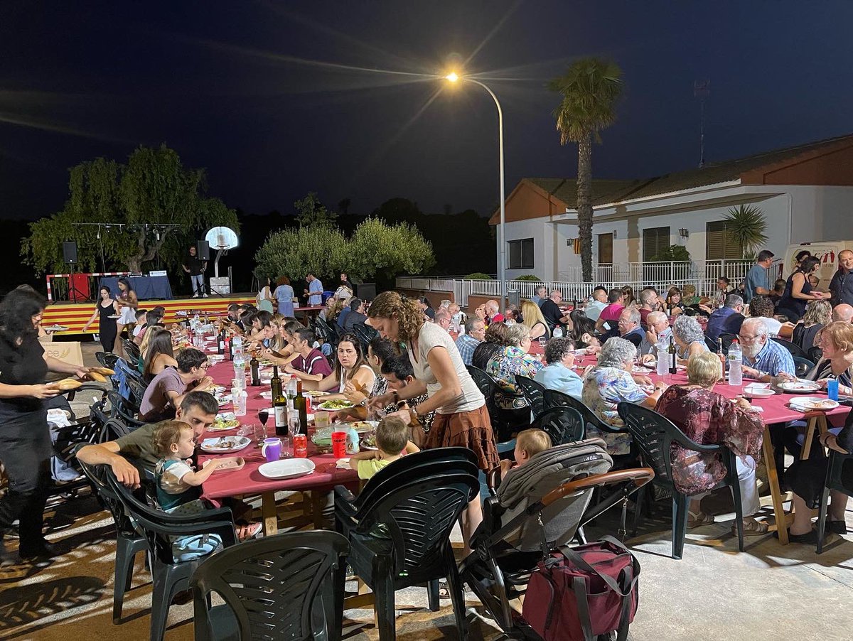 castellvimarca's tweet photo. FESTA MAJOR | El dissabte per la nit es va celebrar el sopar de germanor de la festa major de les Cases Noves de Cal Marques🍽
En acabar el sopar es va celebrar un bingo i es va poder gaudir d’un castell de focs!🎆
#castellvídelamarca #sopardegermanor #lescasesnovesdecalmarques https://t.co/o9e7RUS05T