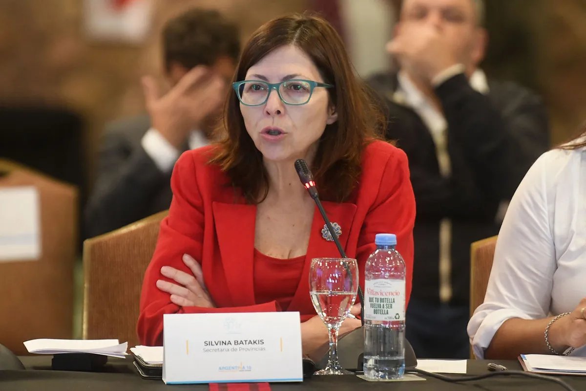 HumbertoTumini's tweet photo. Cristina le impuso finalmente la ministra de economía al presidente. Veremos ahora si, como dijo Larroque, terminó la “fase moderada” o es solo gatopardismo. Es sencillo, si sigue el acuerdo con el FMI y el ajuste sobre los bolsillos populares, habrá sido una vez mas puro relato. https://t.co/3SwxmEoW0U