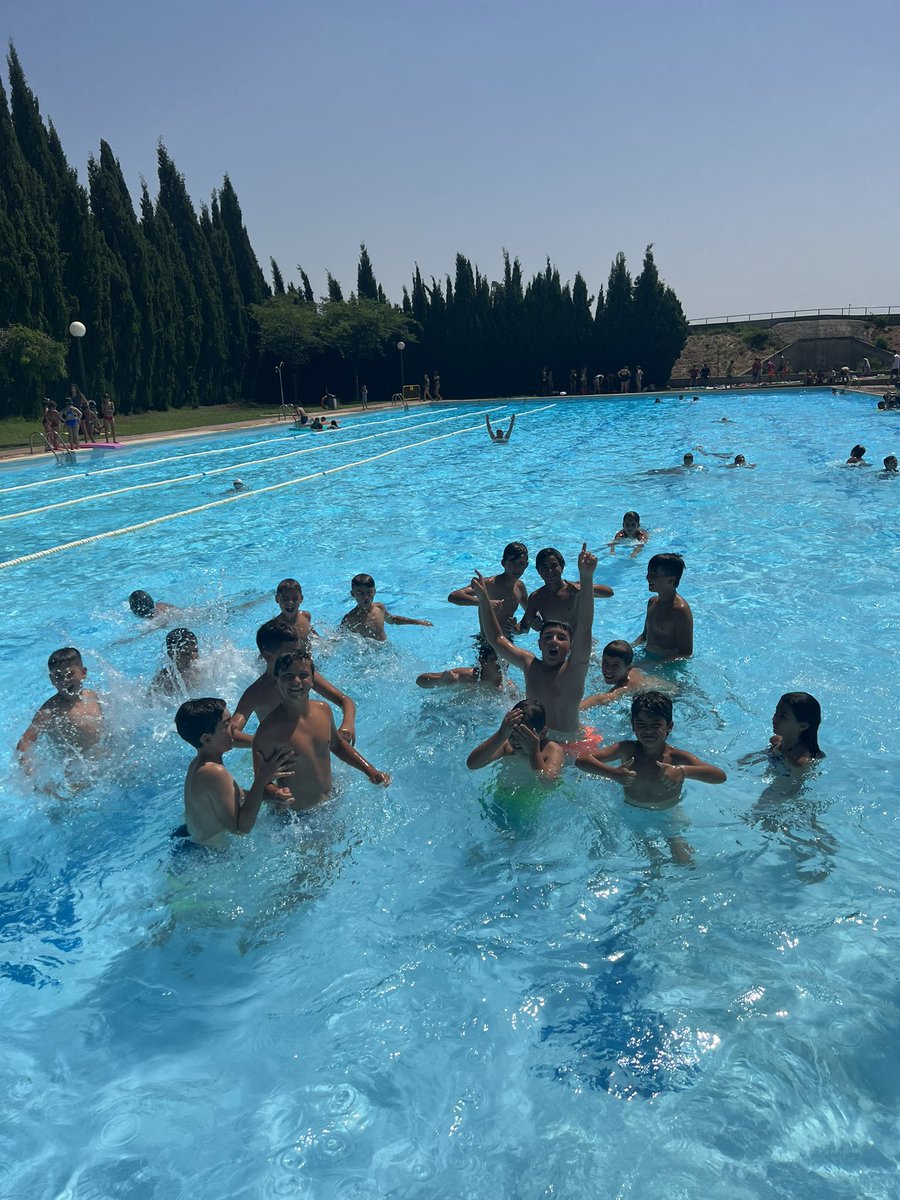 Y finalmente toca la hora del chapuzon🏊‍♂️🌊

Con esto, damos por finalizado el día de hoy🔴⚪️⚽️