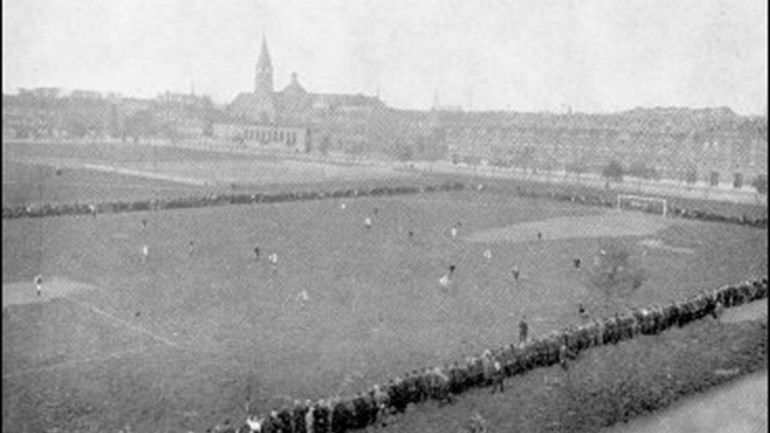 🕑🎂⚽️ - Vandaag in 1908 - In café De Vereeniging wordt voetbalclub Wilhelmina opgericht. Pas in 1912 werd gekozen voor de naam Feijenoord. Toen kreeg het ook de rood-witte shirts en zwarte broek.

Foto: Feyenoord speelde tot 1918 op het Afrikaanderplein
dagvantoen.nl/het-nieuws-van…