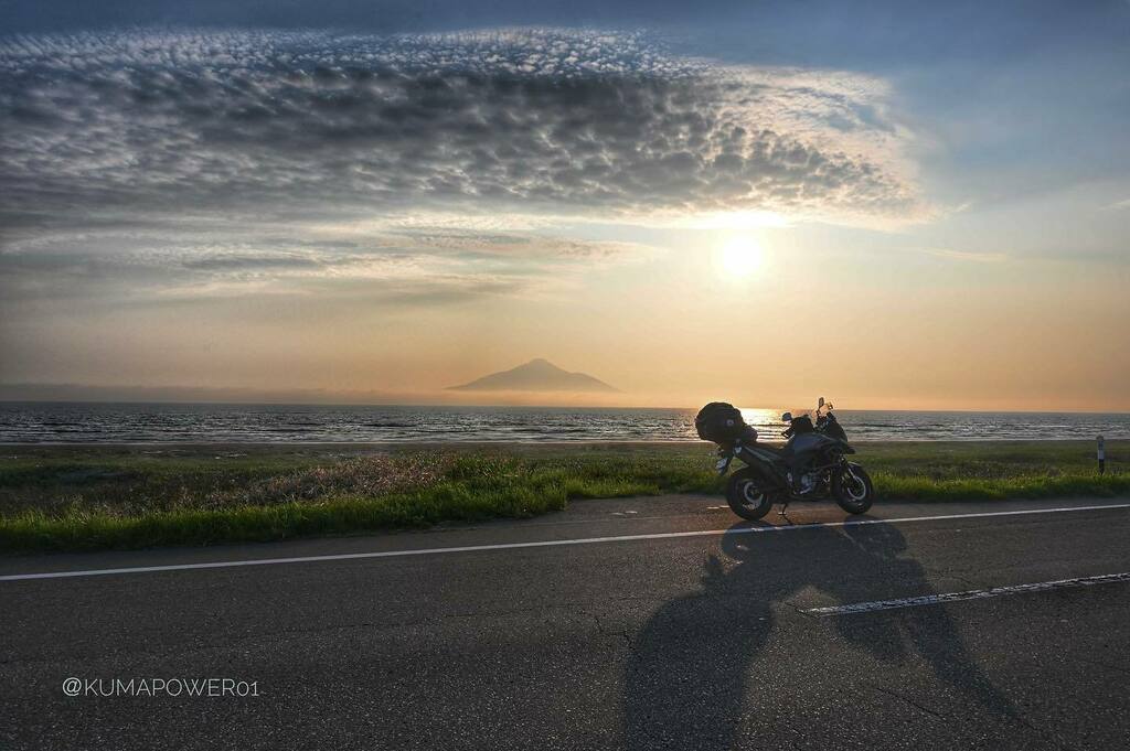 DL650XT's tweet photo. オロロンラインから利尻富士の眺め

日本海へ沈みゆく夕陽
ここの景色は私には特別なものです

This is the finest view I have ever seen.
I cannot forget the scene on that day.

もう訪れる事は無いのかもしれないけど一生忘れない https://t.co/KO85zOlZr7 https://t.co/9BNXpw7zuw