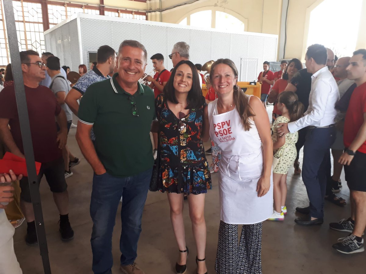 AnaMorell_'s tweet photo. Viure la #FestadelaRosa amb amics i companys. Tots junts compartint un dels tresors gastronòmics d'Oliva: el nostre #Figatell. Amics i amigues, ahir els Socialistes D'Oliva hem cuinat més de 300 figatells i ha sigut un autèntic èxit! https://t.co/LhoQ8dVclZ