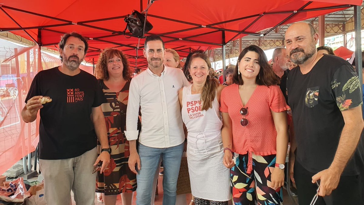 AnaMorell_'s tweet photo. Viure la #FestadelaRosa amb amics i companys. Tots junts compartint un dels tresors gastronòmics d'Oliva: el nostre #Figatell. Amics i amigues, ahir els Socialistes D'Oliva hem cuinat més de 300 figatells i ha sigut un autèntic èxit! https://t.co/LhoQ8dVclZ