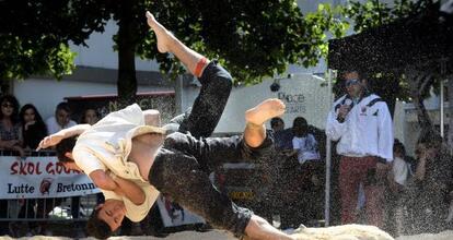 Les démonstrations et initiations à la lutte bretonne - le Gouren - débutent cette après-midi dans la cour du château des Ducs de Bretagne, auprès des enfants des écoles bilingues et de Diwan puis du grand public. La grande finale aura lieu samedi, dans la sciure  🤼‍♂️ 🤼‍♀️