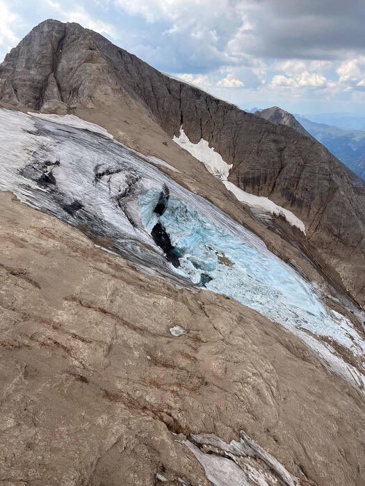 La tragedia di ieri in Marmolada è l’ennesimo segnale che ci conferma che non possiamo prendere sotto gamba gli effetti del cambiamento climatico.
La politica inizi a fare squadra e unità si metta a lavorare per trovare soluzioni concrete a questo grande problema di questo secolo