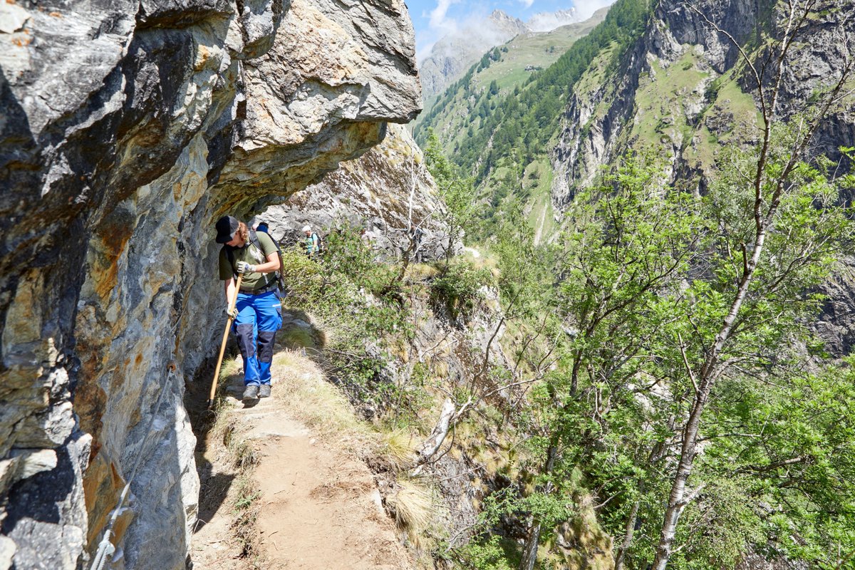 valaiswallis's tweet photo. Nur für Mutige: Hoch oben in den @valaiswallis #Bergen sind die #Quellen des heiligen #Wassers versteckt. Jetzt den Artikel von @radiorottu über die Walliser #Suonen lesen: https://t.co/iV1popkllg https://t.co/6TyXhuDKJx
