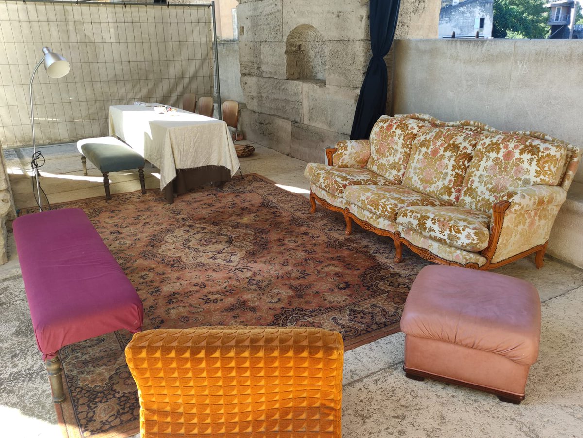escalescargo's tweet photo. Cette année, toutes nos loges sont équipées grâce à Emmaüs Arles ! 🙏
Le mobilier de seconde main nous est mis à disposition pour créer des loges mémorables (confirmé par @SofianePamart lui-même 😎). Toute notre décoration retournera ensuite chez Emmaüs, un vrai cercle vertueux ! https://t.co/Z8d75BC49c