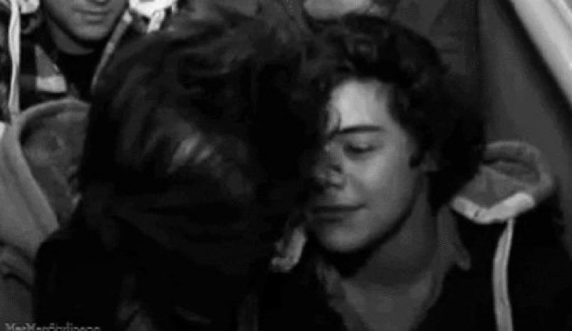 lfIarryisntreal's tweet photo. Louis Tomlinson and Harry Styles as David Bowie and Mick Jagger 

- an extremely necessary thread 🧵 https://t.co/w5wKvqTj58
