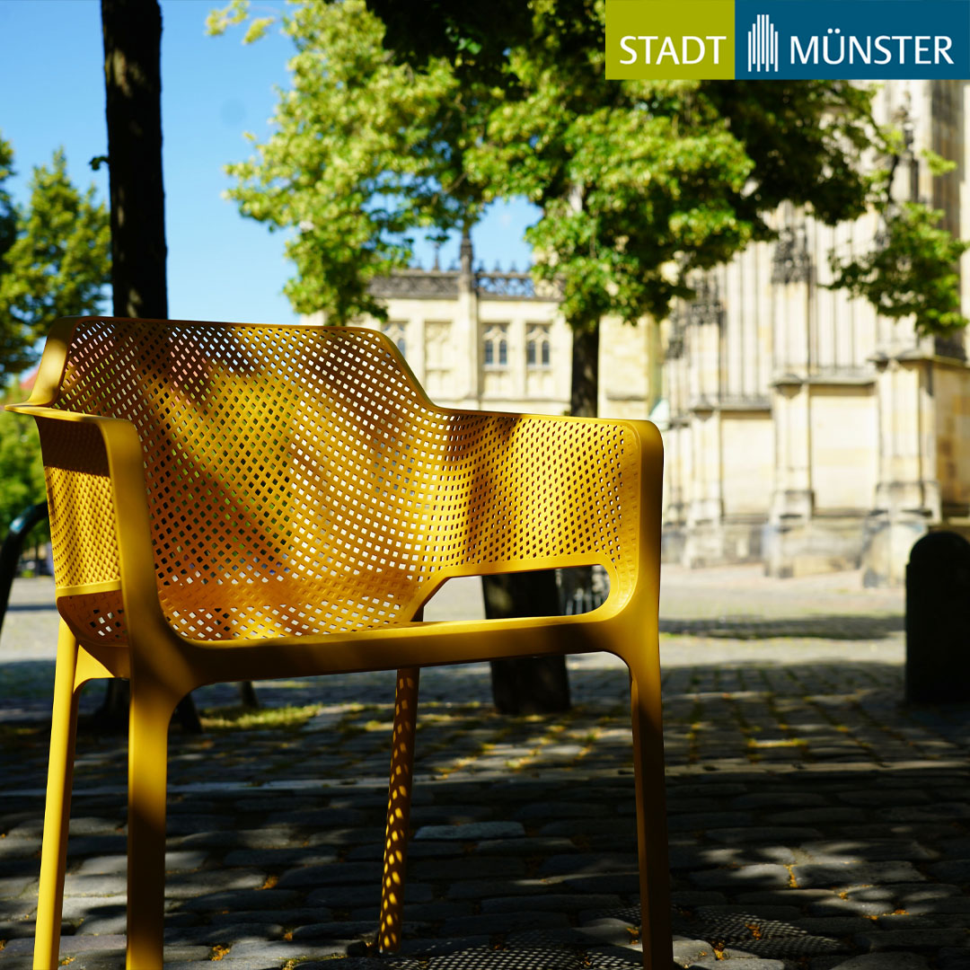 muenster_de's tweet image. Mitten in #Münster entsteht ein neuer Ort zum Entspannen, die #Domplatz-Oase: Ab dem 13. Juli laden unter den Linden an der Ostseite des Platzes tagsüber - außer zu Marktzeiten - 80 gemütliche Stühle zum Verweilen ein. Mehr Infos: 
➡️muenster.de/pressemeldunge…