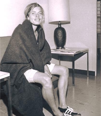 AngelaNatel_'s tweet photo. Quando ela concorreu à maratona de Boston em 1966, eles rejeitaram sua afirmação: "As mulheres não são fisiologicamente capazes de correr uma maratona, e nós não podemos assumir a responsabilidade".
Então, há 50 anos, no dia da maratona, Bobbi Gibb escondeu-se nos arbustos e + https://t.co/3qBUuENNw9