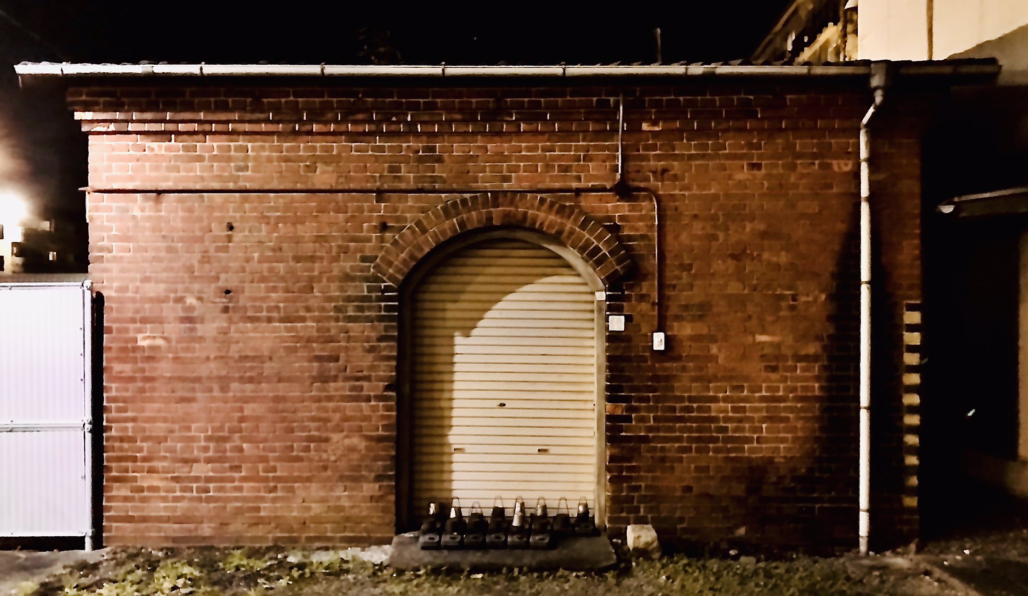 山瀬 学 Pa Twitter 明治23年2月に関西鉄道の駅として 三雲 柘植間が開業したときに設けられたというランプ小屋です ちなみにレンガ の積み方について 国鉄最古のランプ小屋として準鉄道記念物になっている稲荷駅のものはイギリス積みですが 柘植駅はフランス積み 山瀬 学 Pa Twitter 明治23年2月に関西鉄道の駅として 三雲 柘植間が開業したときに設けられたというランプ小屋です ちなみにレンガ の積み方について 国鉄最古のランプ小屋として準鉄道記念物になっている稲荷駅のものはイギリス積みですが 柘植駅はフランス積み