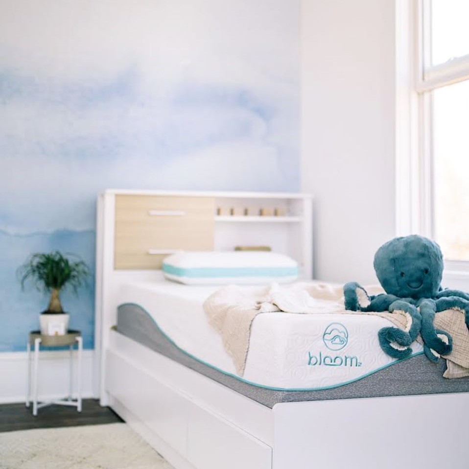 How to design a kid's bedroom: ❤️ Pick a theme they'll love 📖 Add a reading nook & play area to keep them engaged 🛏 And of course, selecting a good mattress, pillows and bedding will help them get their best ZZZs 📷: @theblondielocks