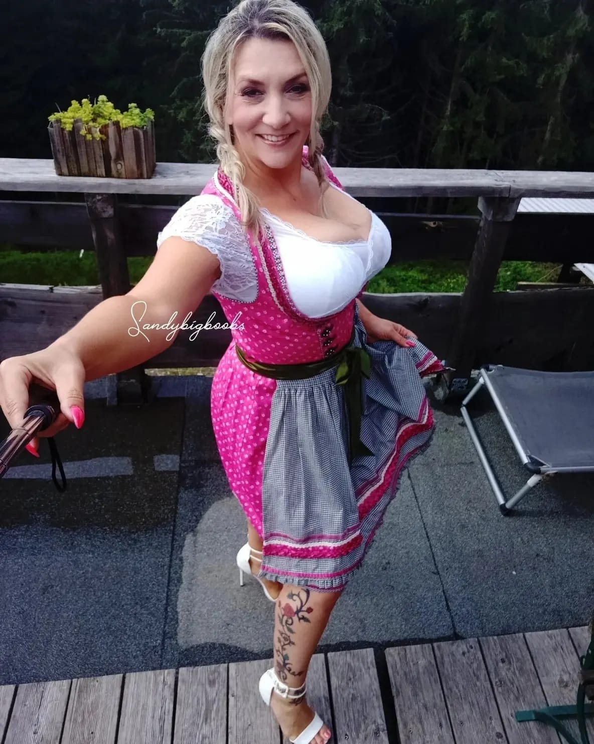 dirndl tits